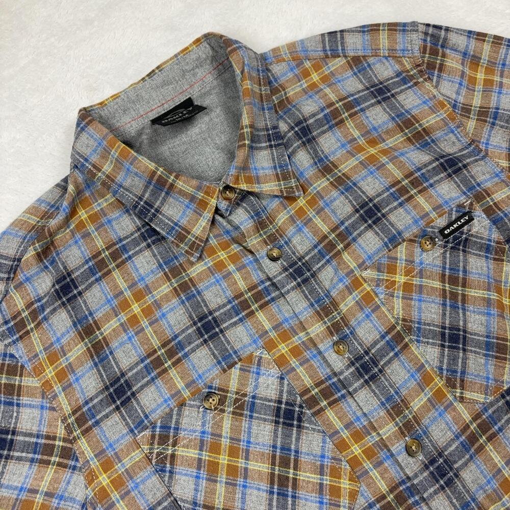Oakley Button Up Shirt Men M Gray Plaid Flannel Long Sleeve Pockets Casual